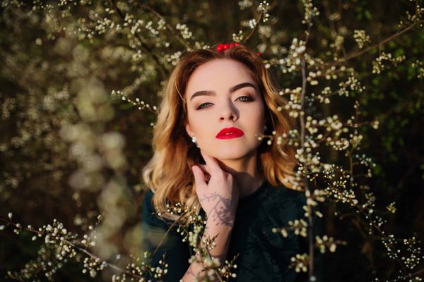 Quelles astuces pour porter des jupes plissées métalliques sans paraître trop extravagante?