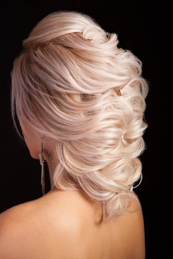 Quelles sont les étapes pour réaliser une coiffure de mariage élégante sur cheveux courts ?